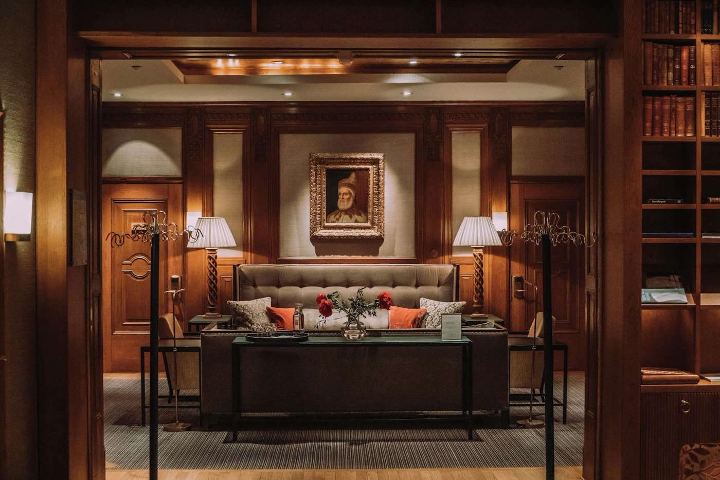 Salón clásico de hotel con una pieza enmarcada centrada en el muro